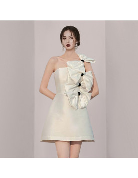法式白色蝴蝶結洋裝女夏高端輕奢設計感名媛斜肩抹胸緞面小禮裙